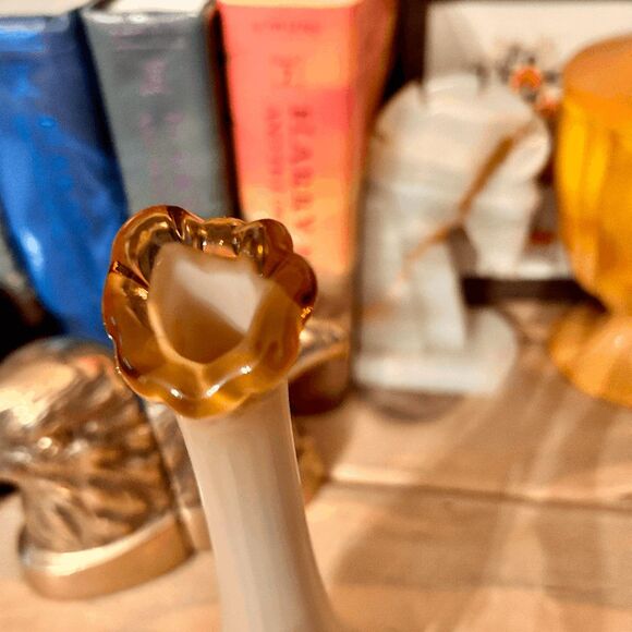 Vintage 1970s Fenton Lily of the Valley Bud Vase Opalescent Glass with Brown Pat - Picture 4 of 4